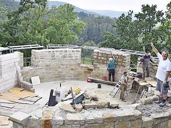 F&uuml;r das Dach und die Treppe im von der Schlossberggemeinde K&ouml;nigsberg wieder aufgebauten Basteiturm stellt die Stadt das Bauholz kostenlos zur Verf&uuml;gung. Das billigte der Stadtrat. Burgvogt Eddi Klug (rechts) zeigt die vorgesehene Dachneigung von 50 Grad an.