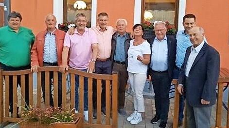 Die ehemaligen Gemeinderatsmitglieder mit Bürgermeister Friedrich Gleitsmann