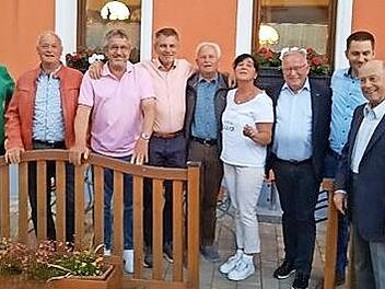 Die ehemaligen Gemeinderatsmitglieder mit B&uuml;rgermeister Friedrich Gleitsmann