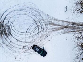 Kreise auf schneebedecktem Feld im Kreis Bamberg gedreht
