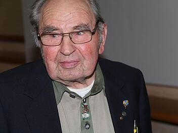 Mit 18 Jahren ist Emil Vogler zum FC eingetreten. Jetzt wurde der 93-jährige für seine 75-jährige Mitgliedschaft geehrt.