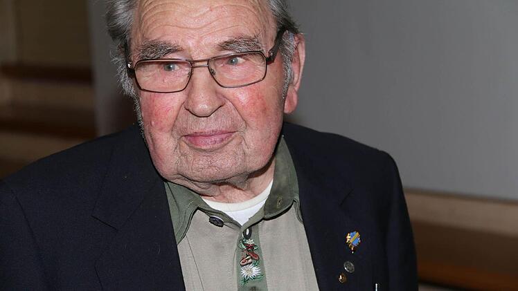 Mit 18 Jahren ist Emil Vogler zum FC eingetreten. Jetzt wurde der 93-jährige für seine 75-jährige Mitgliedschaft geehrt.