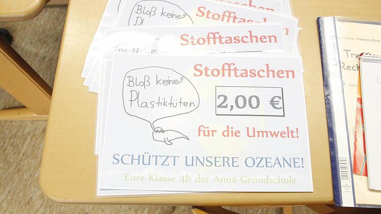 Solche Stofftaschen haben die Schüler bemalt. Foto: Jennifer Hauser