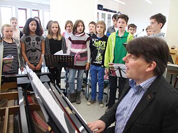 Florian Hintsche am Klavier: Die Sechstklässler der Realschule CO I proben für die Nacht der 100 Stimmen. Foto: Christiane Lehmann