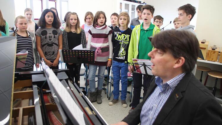 Florian Hintsche am Klavier: Die Sechstklässler der Realschule CO I proben für die Nacht der 100 Stimmen. Foto: Christiane Lehmann