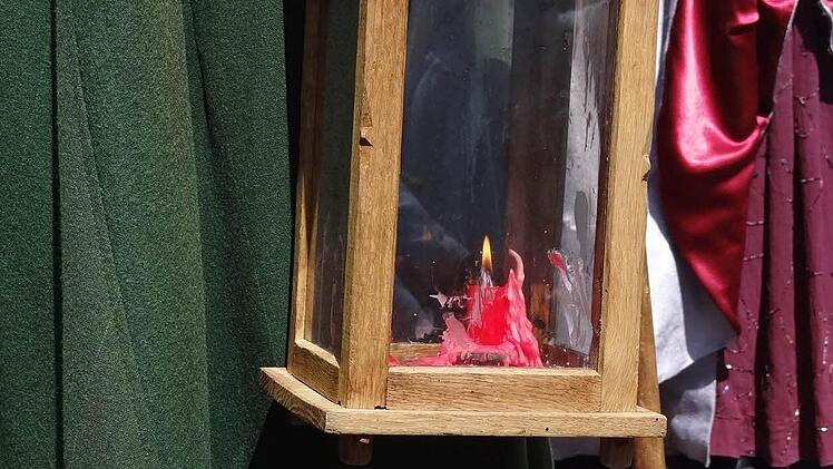 Die Laterne leuchtet dem Nachtwächter den Weg.