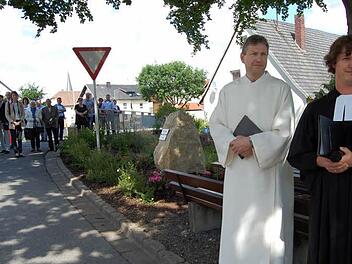 Einweihung des Gedenksteins mit Pfarrer Daniel Schwarz (rechts) und Pastoralreferent Clemens Grünbeck..  Fotos: Andreas Welz