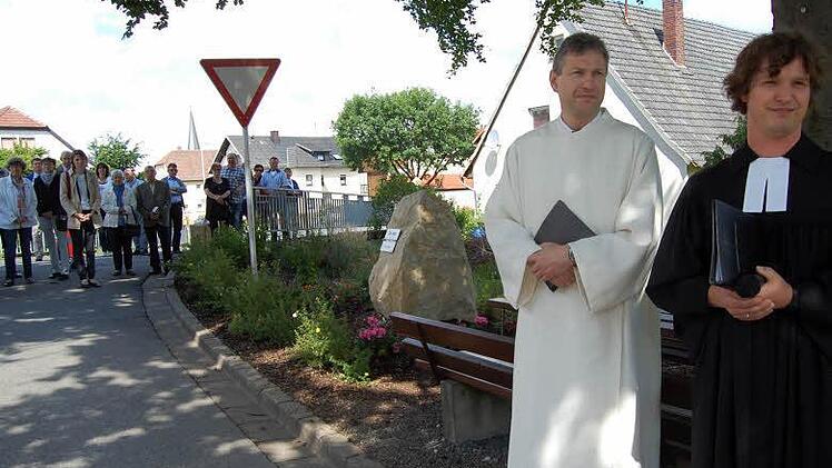 Einweihung des Gedenksteins mit Pfarrer Daniel Schwarz (rechts) und Pastoralreferent Clemens Grünbeck..  Fotos: Andreas Welz