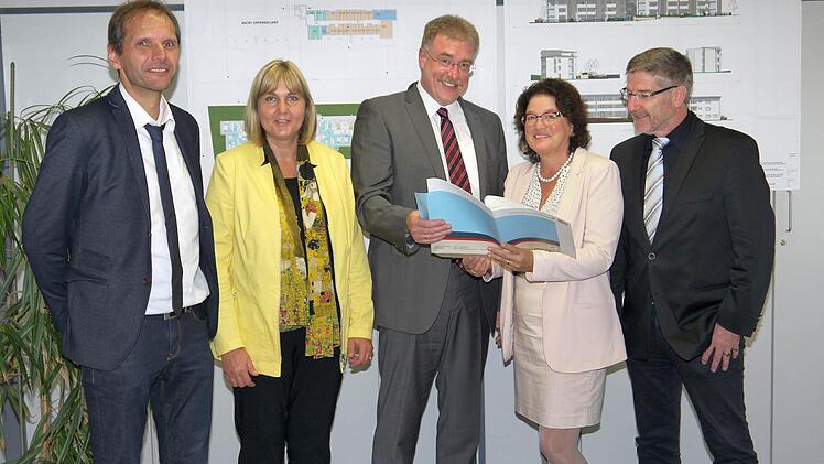 Bei der Übergabe des Fördermittelbescheids (von links): Bernd Slotosch, Birgit Weber, Rainer Mayerbacher, Marion Resch-Heckel und Michael Busch. Fotos: Berthold Köhler
