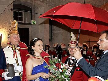 Vom Schirmherrn gab's einen Schirm. Das Bild zeigt (von rechts): Bürgermeister Wolfgang Beiergrößlein, Kanzler Georg Löffler sowie Prinzessin Silke II. Prinz Uwe I. Foto: Friedwald Schedel