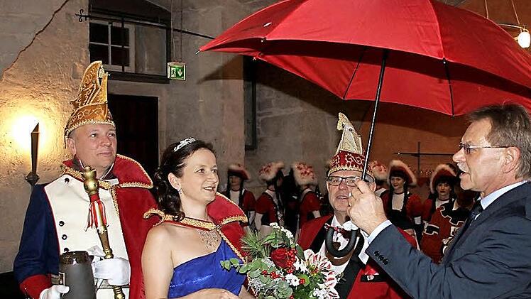 Vom Schirmherrn gab's einen Schirm. Das Bild zeigt (von rechts): Bürgermeister Wolfgang Beiergrößlein, Kanzler Georg Löffler sowie Prinzessin Silke II. Prinz Uwe I. Foto: Friedwald Schedel