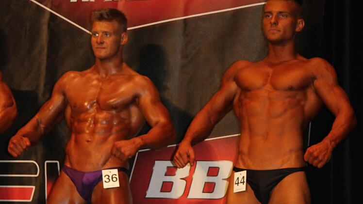 Lassen ihre Muskeln spielen: Der 19-jährige Philipp Schramm aus Untersteinach (links) wurde bei der Deutschen Meisterschaft Vierter, Jan Weinlein aus Kulmbach (rechts) holte Gold.  Foto: Sonny Adam