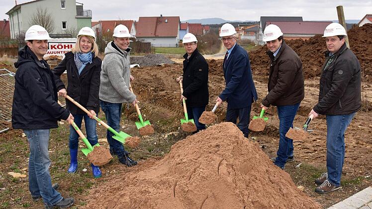 Beim ersten Spatenstich (von links) Markus Schneider (Firma Köhler Lisberg, Rohbau), Petra Mühlfeld, die künftige Leiterin der Kinderkrippe, Dietmar Schorr (Bauamt Stadt Haßfurt), Stephan Schneider (Geschäftsleitung Stadt Haßfurt), Bürgermeister Günther Werner, Architekt Peter Giessegi und Rainer Kitzinger (Statik). Foto: Ulrike Langer