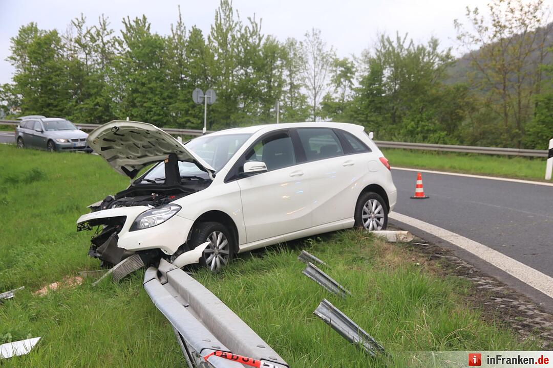 Seniorin fliegt von der A70 ab - 75-JŠhrige gerŠt in Ausfahrtsbereich, schie§t Ÿber GrŸnstreifen und landet in Leitplanke