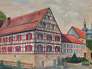 Die evangelisch-lutherische Kirchengemeinde hat erheblichen Renovierungsbedarf angemeldet. Klaus Wittmann hat das Ensemble mit Gemeindehaus, Kirche und Wehrturm als Wandbild für ein Gestungshäuser Gasthaus geschaffen.                                                                                                   Foto: Klaus Oelzner