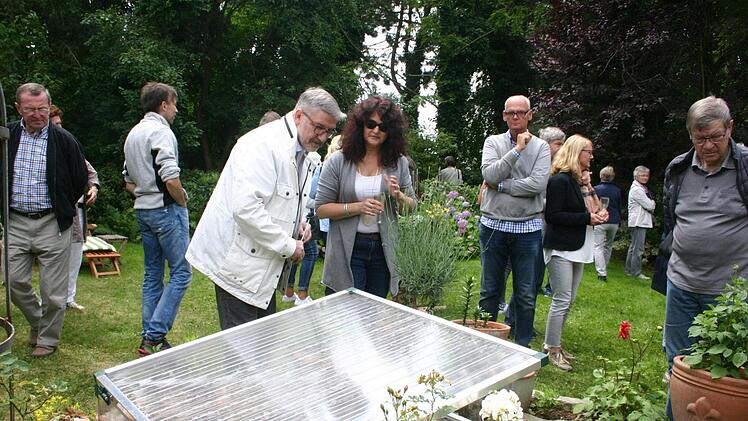 Im Garten von Marianne Rabeneck-Stewart leben auch drei Landschildkr&ouml;ten. Landrat Michael Busch wirft mit Gartenbesitzerin Marianne Rabeneck-Stewart einen Blick ins Terrarium (Foto links).