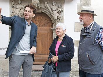 Eine exklusive Führung durchs Museum bekam das Ehepaar Riede am Tag des offenen Denkmals vom Münnerstädter Museumsleiter Nicolas Zenzen. Foto: Dieter Britz