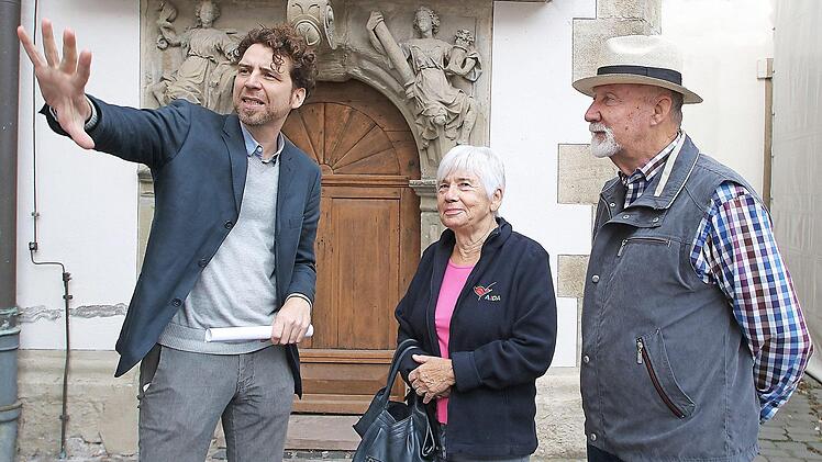 Eine exklusive Führung durchs Museum bekam das Ehepaar Riede am Tag des offenen Denkmals vom Münnerstädter Museumsleiter Nicolas Zenzen. Foto: Dieter Britz