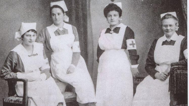 Fritz Schuberths Mutter Frieda (1897-1974) geborene Münch. Das Foto zeigt sie als Kulmbacher Lazarett-Schwester im letzten Kriegsjahr 1918 (Zweite von rechts).Repro: Wolfgang Schoberth