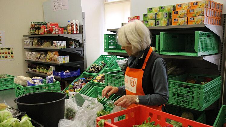 Jutta Leitenberger sortiert Gem&uuml;se. Johannes Schlereth