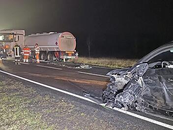 Der Seat mit Coburger Zulassung wurde bei der Kollision mit dem Tanklastzug auf der Bundesstra&szlig;e 303 total besch&auml;digt.  Foto: News5/Merzbach