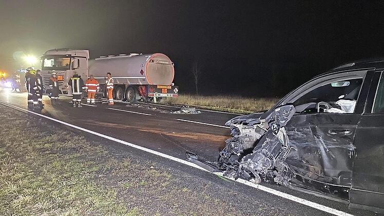 Der Seat mit Coburger Zulassung wurde bei der Kollision mit dem Tanklastzug auf der Bundesstra&szlig;e 303 total besch&auml;digt.  Foto: News5/Merzbach