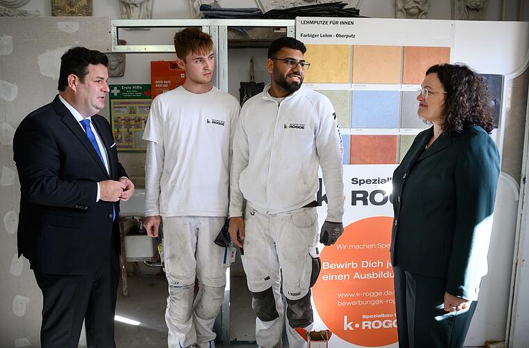 BA-Chefin Nahles: 75.000 Menschen suchen noch Lehrstelle