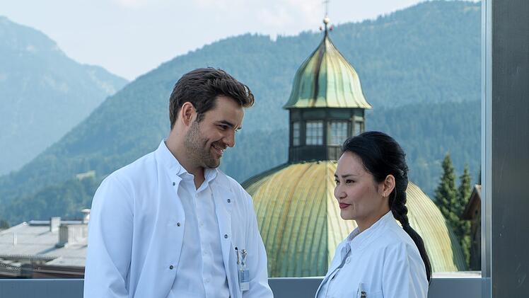 Dr. Jasper Graf (Lucas Reiber) und Dr. Mai Trang (Mai Duong Kieu) geh&ouml;ren zu den &Auml;rzten in der Unfallklinik.