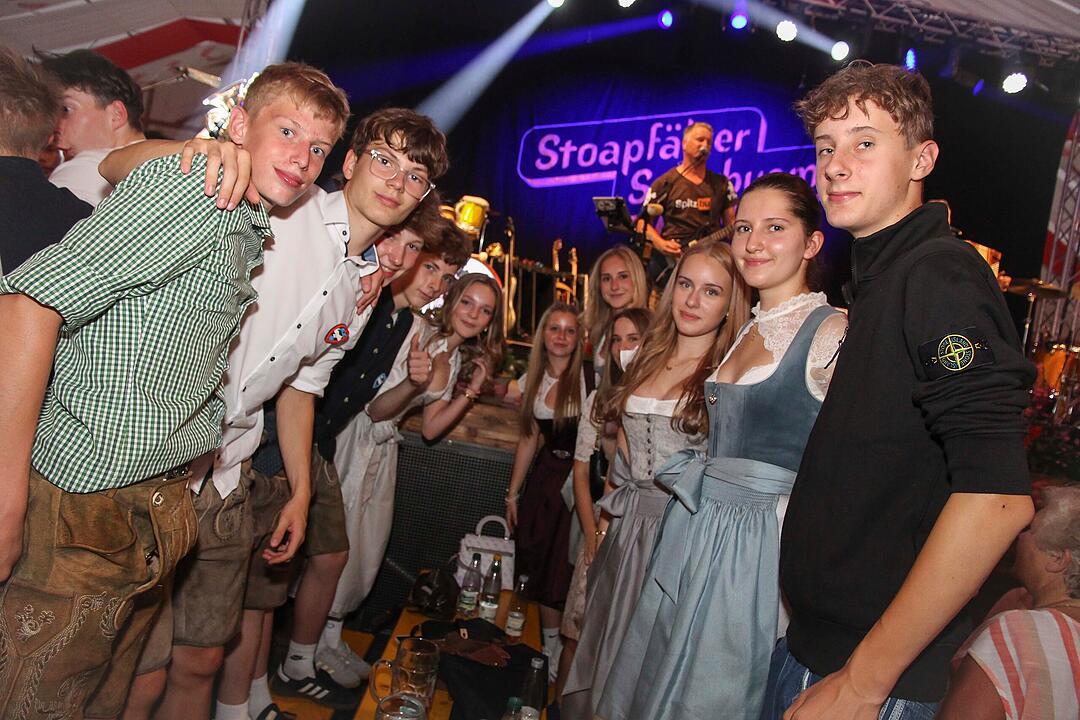 Die Stadlbesucher feierten mit den Stoapf&auml;lzer Spitzbuam.