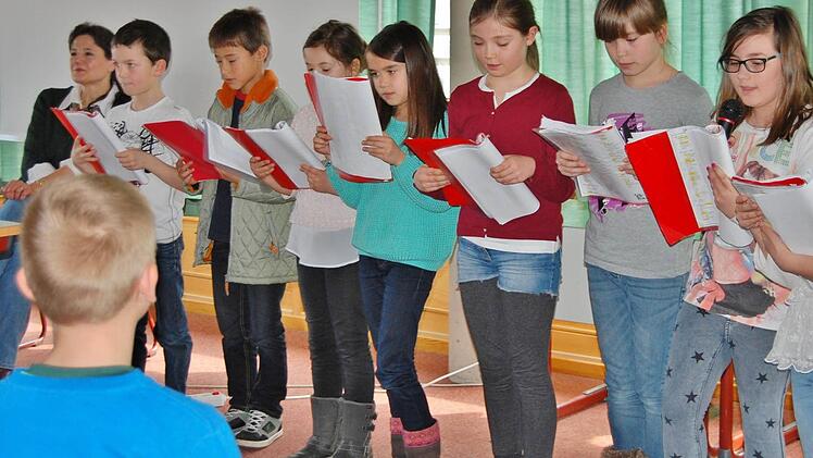 Sinnberg-Drittklässler lesen eine Geschichte mit verteilten Rollen vor. Foto: Dobschütz