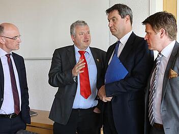 Immer und immer wieder haben Landrat Wilhelm Schneider (von links), Eberns Bürgermeister Jürgen Hennemann und Abgeordneter Steffen Vogel (rechts) bei Markus Söder für die Region geworben. Die Hartnäckigkeit hat sich gelohnt: Ebern bekommt eine neue Behörde.  Foto: Barbara Herbst