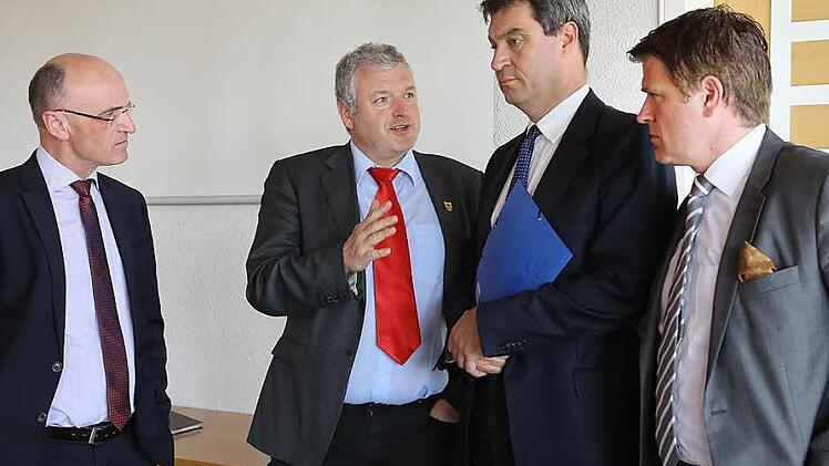 Immer und immer wieder haben Landrat Wilhelm Schneider (von links), Eberns Bürgermeister Jürgen Hennemann und Abgeordneter Steffen Vogel (rechts) bei Markus Söder für die Region geworben. Die Hartnäckigkeit hat sich gelohnt: Ebern bekommt eine neue Behörde.  Foto: Barbara Herbst