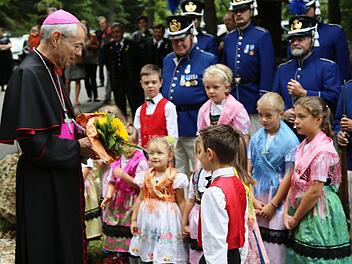 Leutenbacher Kinder begrüßen Erzbischof Ludwig Schick. Fotos: Franz Galster