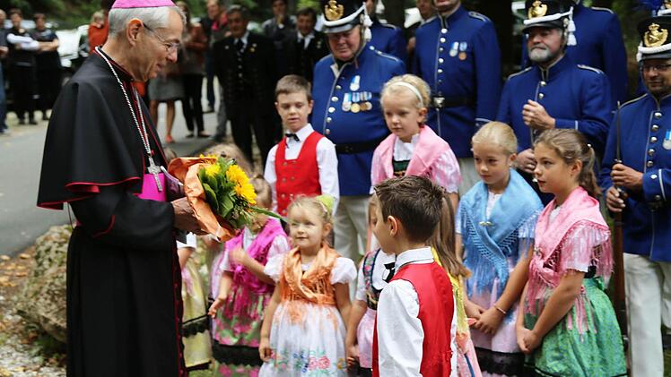 Leutenbacher Kinder begrüßen Erzbischof Ludwig Schick. Fotos: Franz Galster