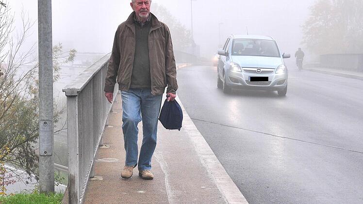 Dass bei der Neugestaltung der bisherigen Schweinfurter Straße, jetzt Staatsstraße 2275, auf der Brücke über die bisherige Nordtangente, jetzt B26 (im Bild), der Gehsteig nicht verbreitert wurde, ärgert Bürgermeister Günther Werner, wie er bei der Bürgerversammlung erklärte. Fotos: Ulrike Langer