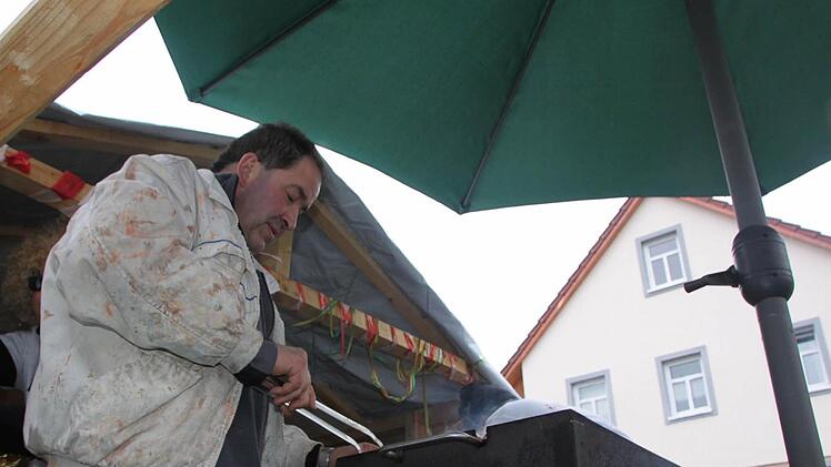 Auf den Wagen wurden sogar Bratwürste gegrillt und an die Zuschauer verschenkt. Foto: Matthias Einwag