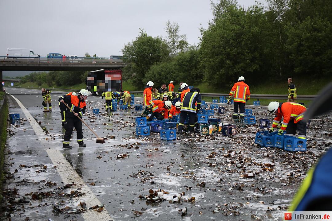 Ladungssicherung bei Getraenkelaster unzureichend - Lkw verliert etwa 200 Bierkaesten auf der Autobahn