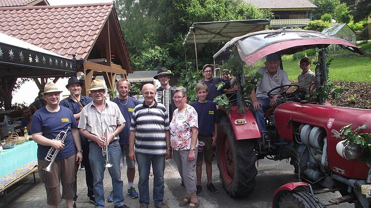 Die "Ständela-Truppe" unterwegs (v. l.): Daniel Schedel, Wolfgang Kirschner, Ralf Eckert, Vorsitzender Gerhard Popp, Herbert Schedel, Mario Schedel, Brigitte Schedel und Horst Oßmann als Traktorfahrer mit einigen Nachwuchskräften aus der Thonberger Wehr. Foto: Dieter Wolf