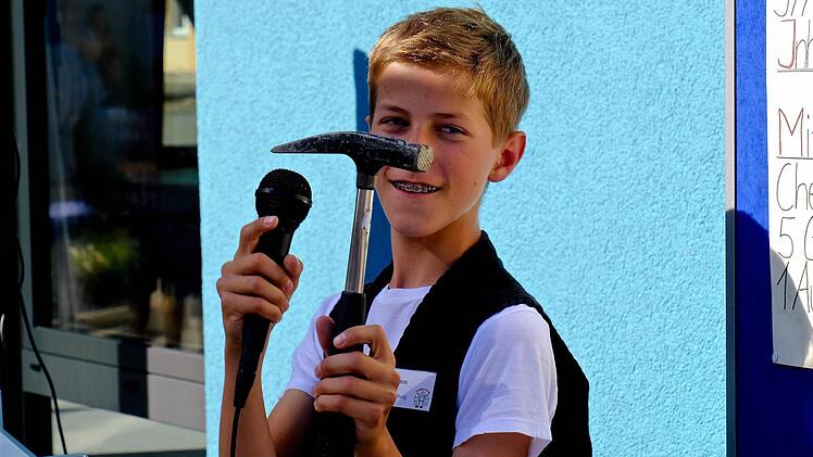 Schüler Elias Krumm berichtete von seinem Praktikum im Zimmerei-Betrieb Horst Kohlhepp vor großem Publikum. Fotos: Gerd Schaar
