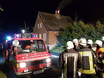 Die Feuerwehren aus Burghausen und Reichenbach stehen für den Notfall beim Kaminbrand bereit. Christian Nöth