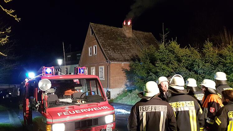 Die Feuerwehren aus Burghausen und Reichenbach stehen für den Notfall beim Kaminbrand bereit. Christian Nöth