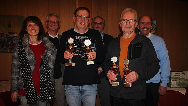 Die Segelfluggruppe "Kordigast" Burgkunstadt ehrte ihre erfolgreichen Sportler. Das Foto zeigt (von links) Bürgermeisterin Christine Frieß, Vorsitzenden Werner Hahn, den deutschen Vizemeister Wolf Fickenscher, stellvertretenden Vorsitzenden Rudolf Mager, den oberfränkischen Vizemeister Harald Koch und den Sportreferenten der Stadt Burgkunstadt Joachim Ruß. Foto: Stephan Stöckel.