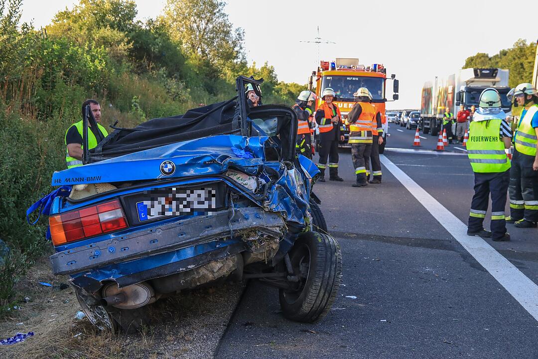 Schwerer Unfall auf A73: Cabrio überschlagen - zwei Menschen schwer verletzt