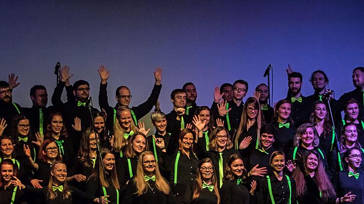 Mitreißend lebendigen Gesang demonstrierte der Coburger Hochschulchor "Die Klangfänger" bei seiner Musik zum Advent unter der Leitung von Moritz Metzner.Foto: Jochen Berger