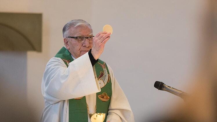Augustiner-Pater Clemens Nöth, ein gebürtiger Windheimer, hält sonntags um 8 Uhr den katholischen Gottesdienst in der Kirche Mariä Schutz auf der Vogelsburg.  Foto: Patty Varasano