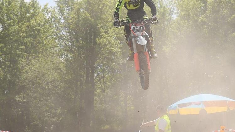 In Sonnefeld geht es am Wochenende "hoch her". Die Motorcross-Fahrer gehen beim AMC zum 15. Mal an den Start und garantieren nicht nur hohe Sprünge. Foto: privat