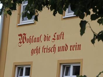 Auf der Fassade des Spitalhauses in Bad Staffelstein stehen die ersten Worte aus dem Frankenlied. Foto: Tobias Kindermann