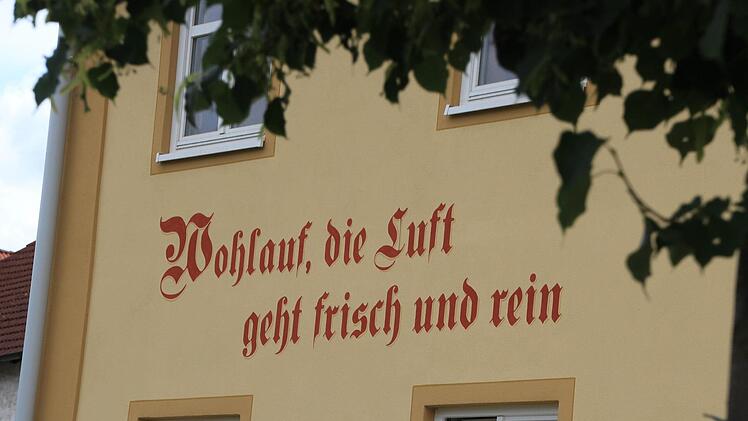 Auf der Fassade des Spitalhauses in Bad Staffelstein stehen die ersten Worte aus dem Frankenlied. Foto: Tobias Kindermann