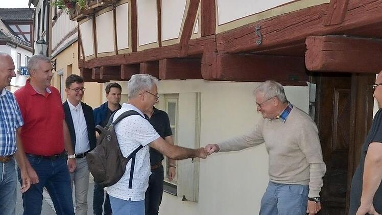 Der erste Besuch am Donnerstag galt dem Heimatverein im Steinweg. Klaus-Peter Gäbelein empfing die Gäste, hier Hans-Peter Schlagholz, den "Bürgermeister in Rufbereitschaft", wie die Wolfsberger das i.R. definieren, mit coronagerechtem Gruß.