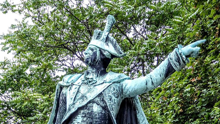Im frühen 20. Jahrhundert setzte eine Heroisierung von Prinz Friedrich Josias ein. Im Oktober 1911 wurde dieses Denkmal am Theaterplatz offiziell eingeweiht.Foto: Jochen Berger